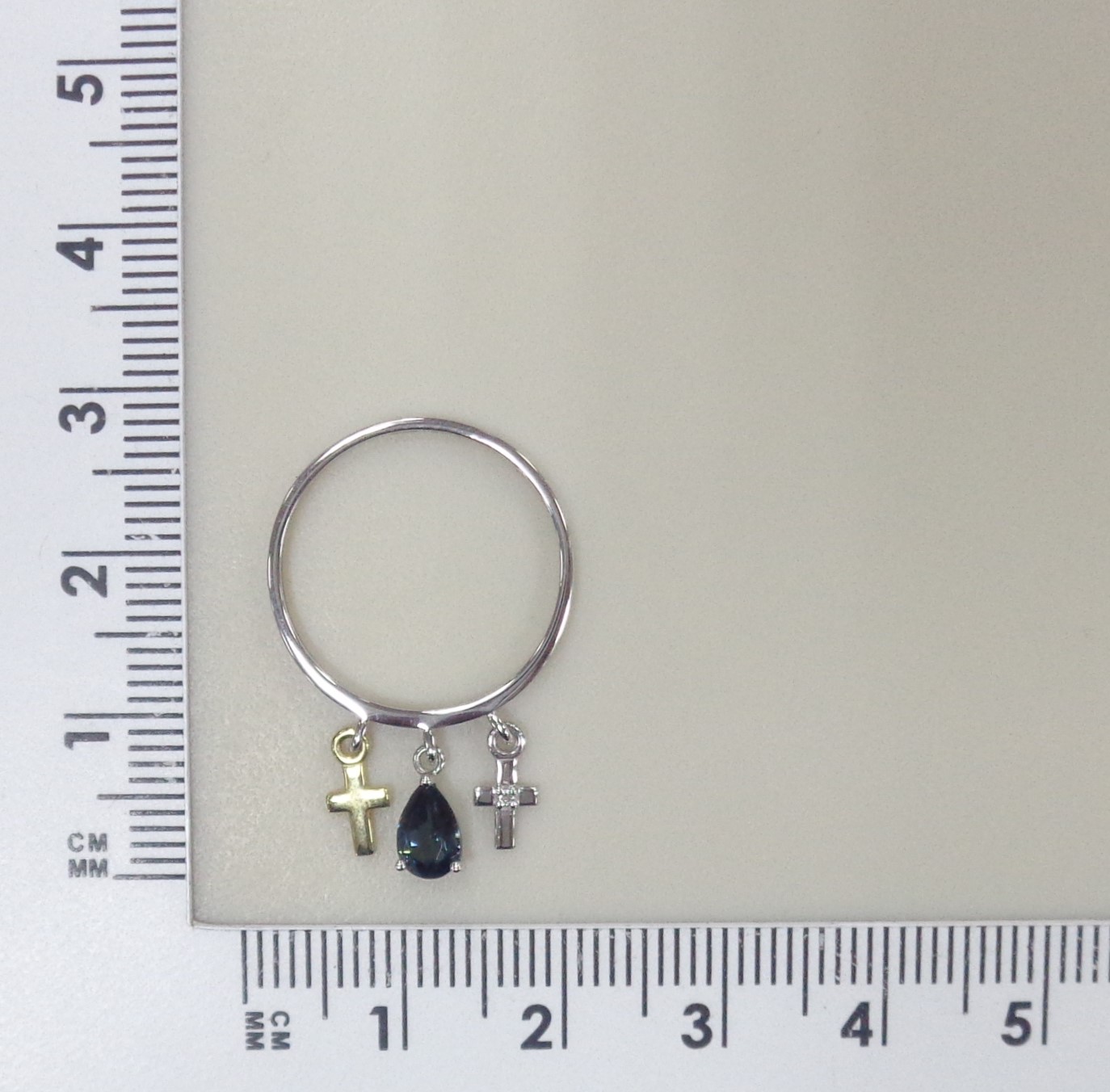 Золотое кольцо 585 пробы; белое, желтое золото; родий; вставки 1 Бр.Кр-17 0,0035 2/3А; 1 Топаз Лондо